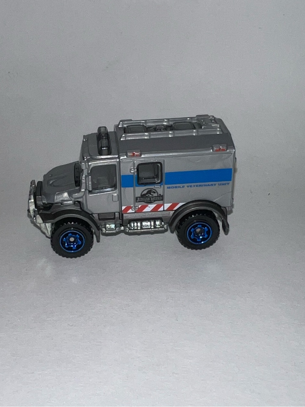 Matchbox Jurassic World 4x4 Scrambulance Mobile Veterinary Unit Silver Loose